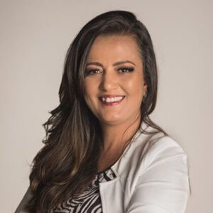 Julia Assis<br/>@juliaassis.oficial / @alemdii 